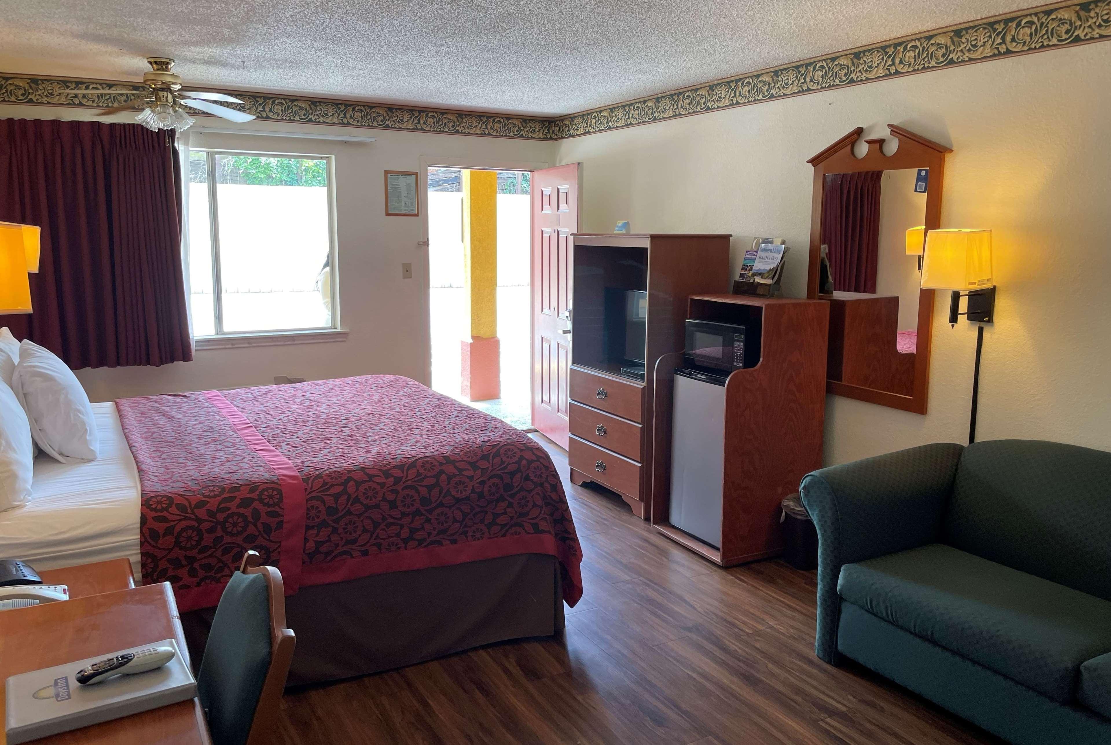 Days Inn & Suites By Wyndham Marshall Exteriör bild