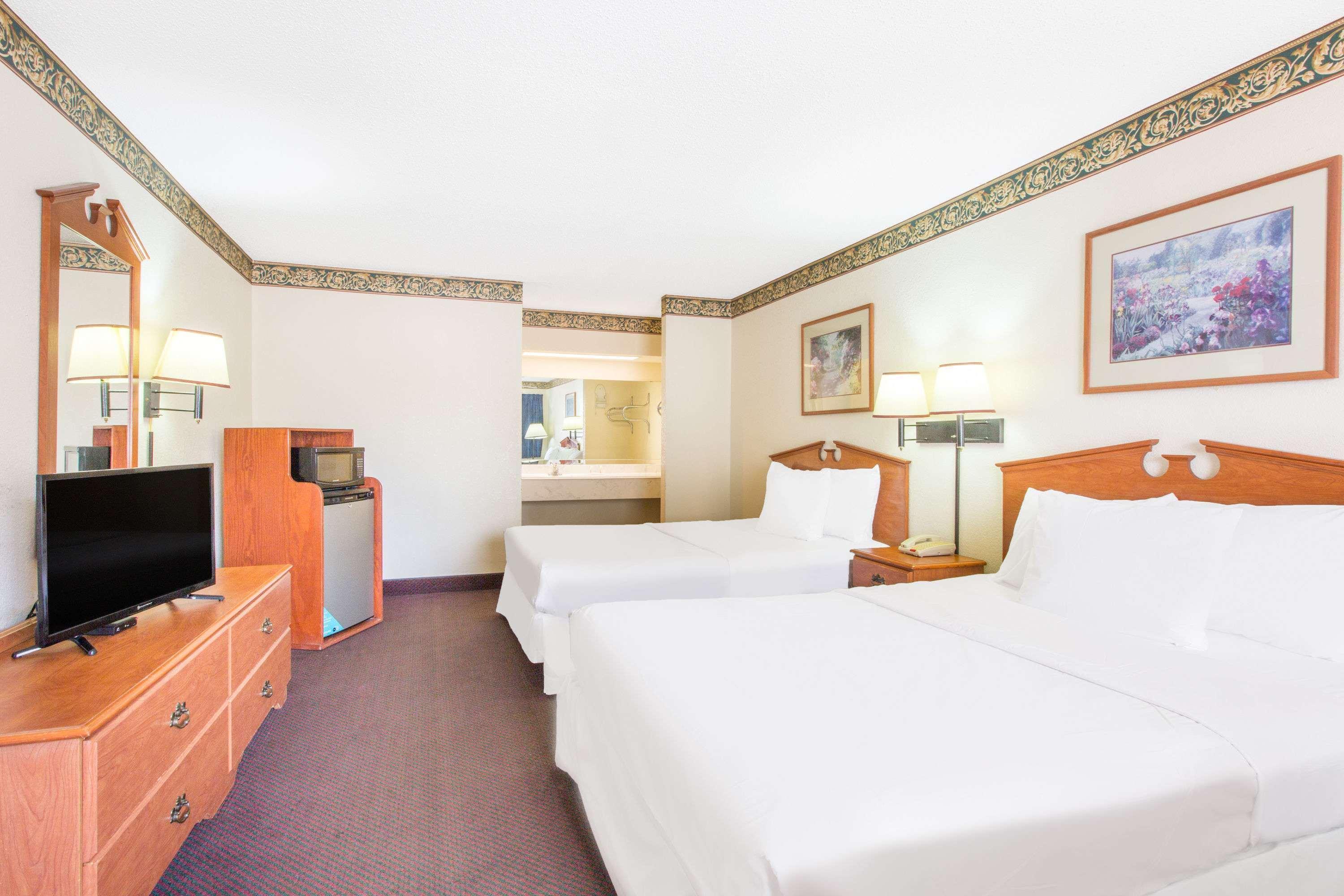 Days Inn & Suites By Wyndham Marshall Exteriör bild