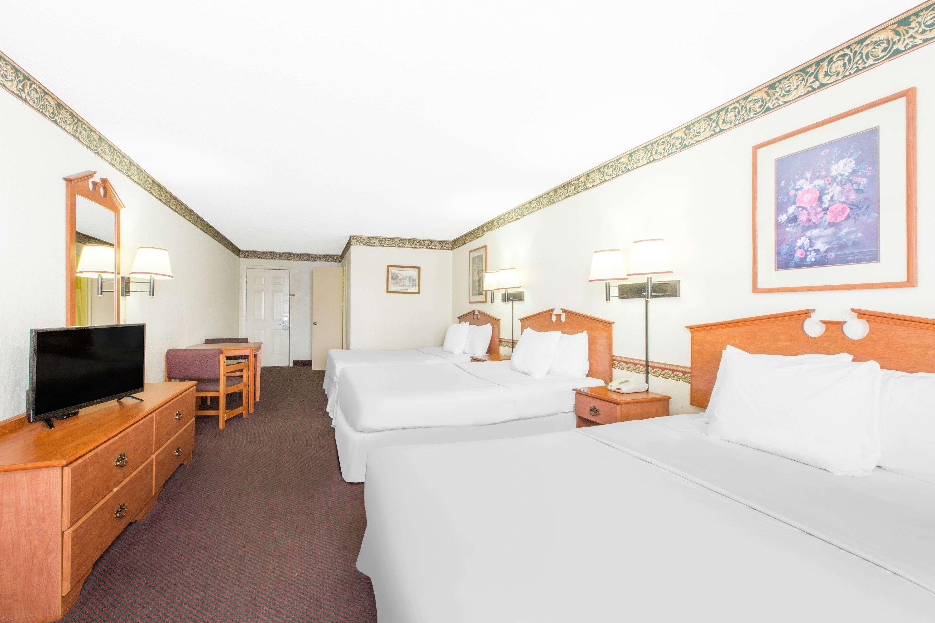 Days Inn & Suites By Wyndham Marshall Exteriör bild