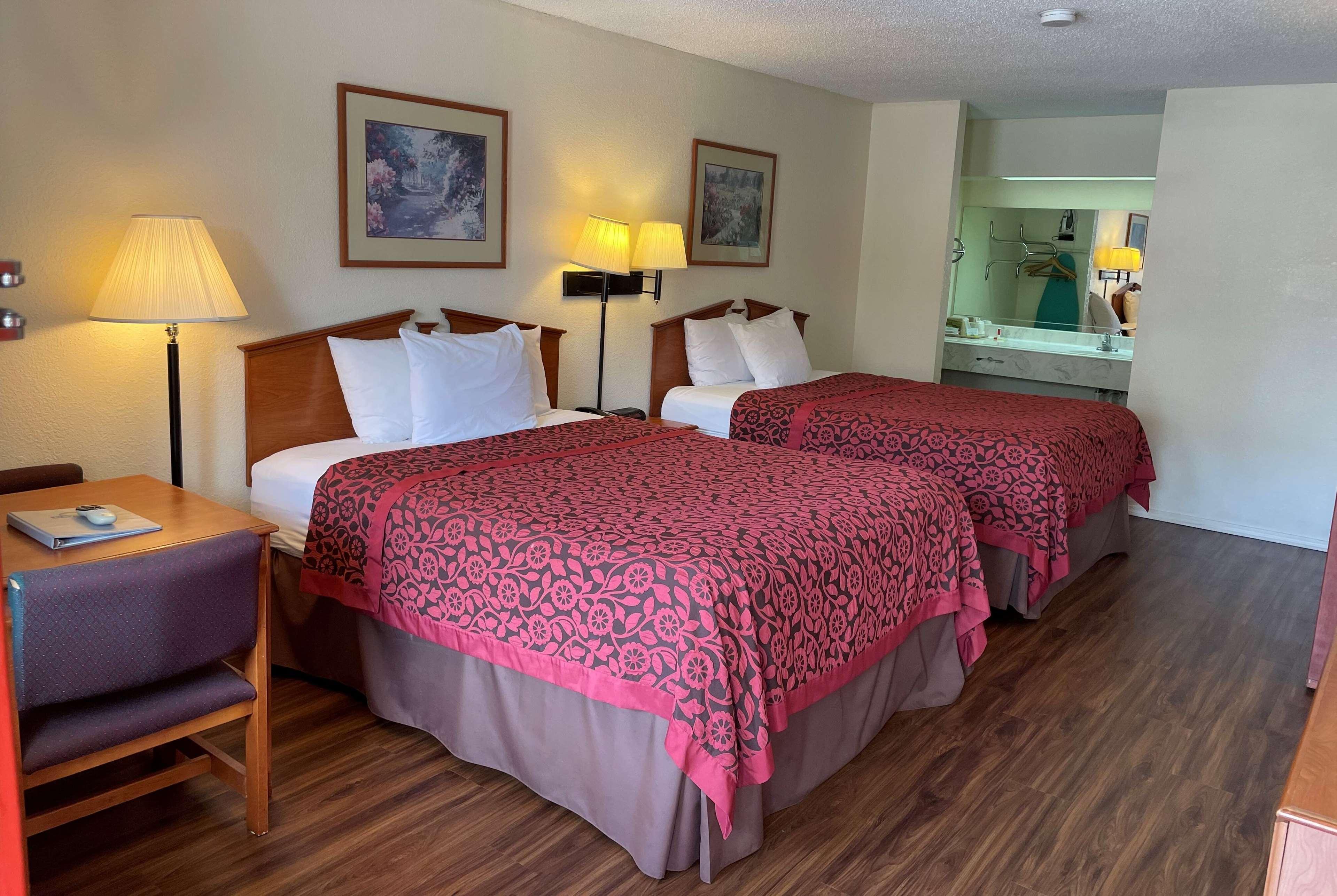 Days Inn & Suites By Wyndham Marshall Exteriör bild