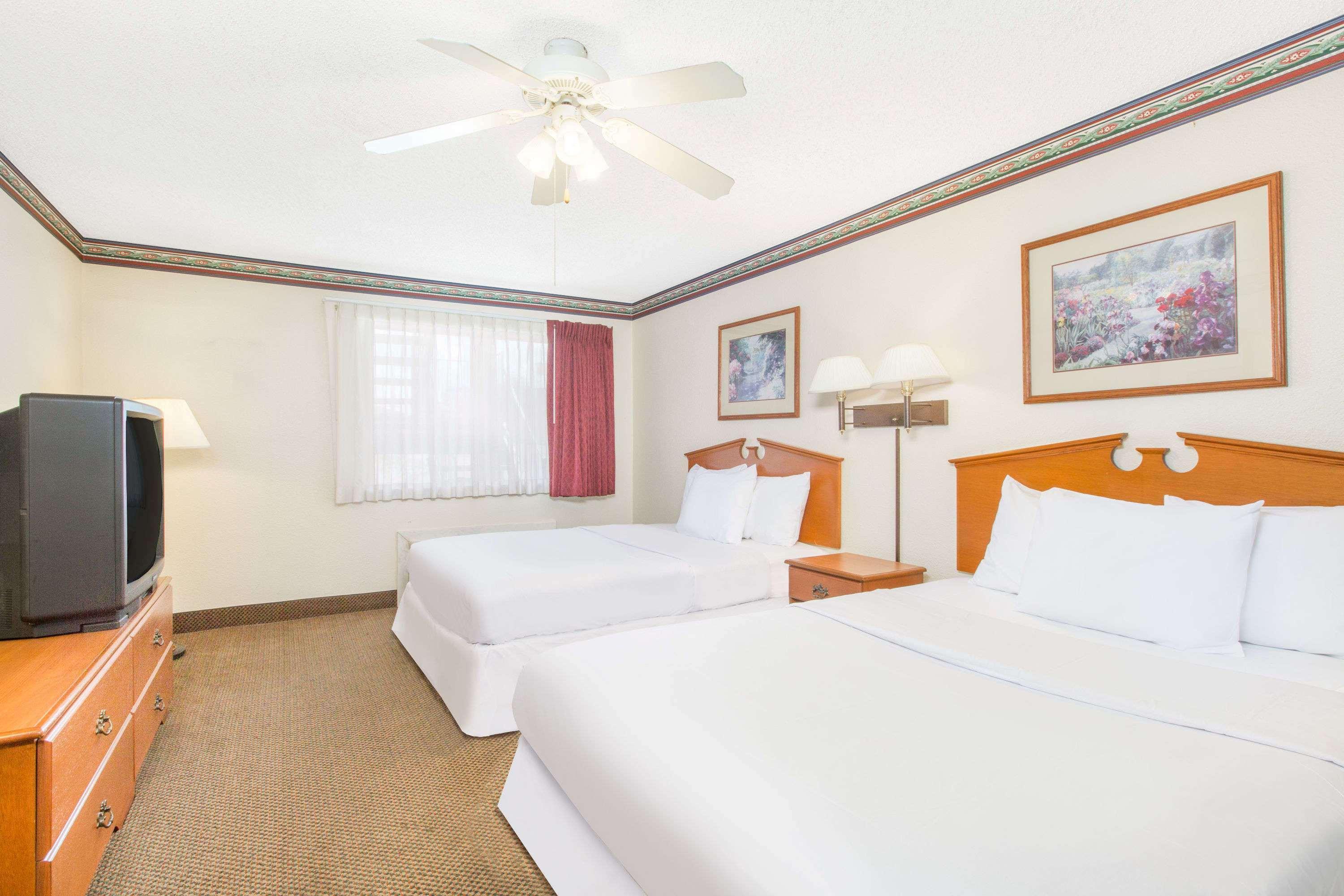 Days Inn & Suites By Wyndham Marshall Exteriör bild