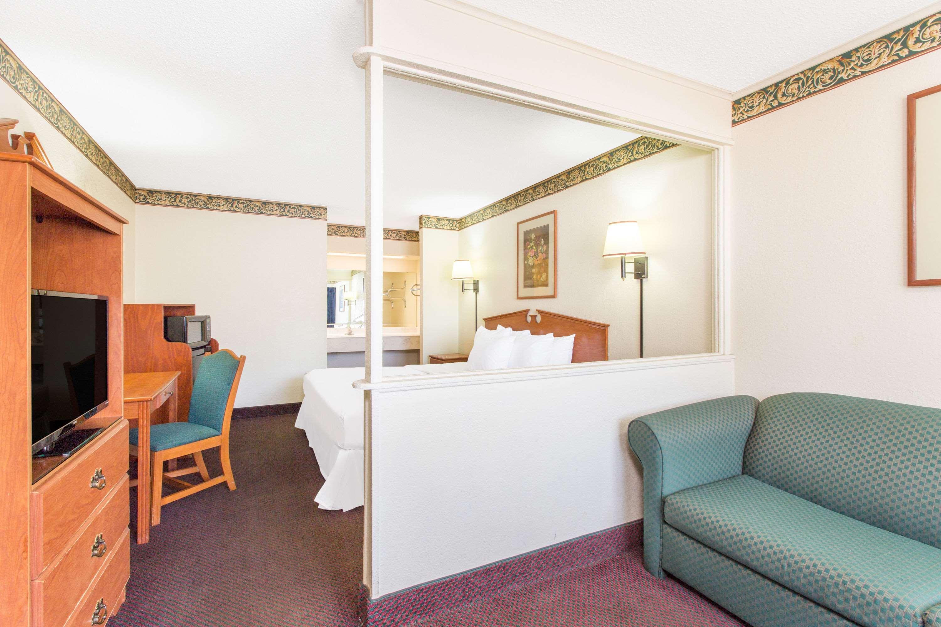 Days Inn & Suites By Wyndham Marshall Exteriör bild
