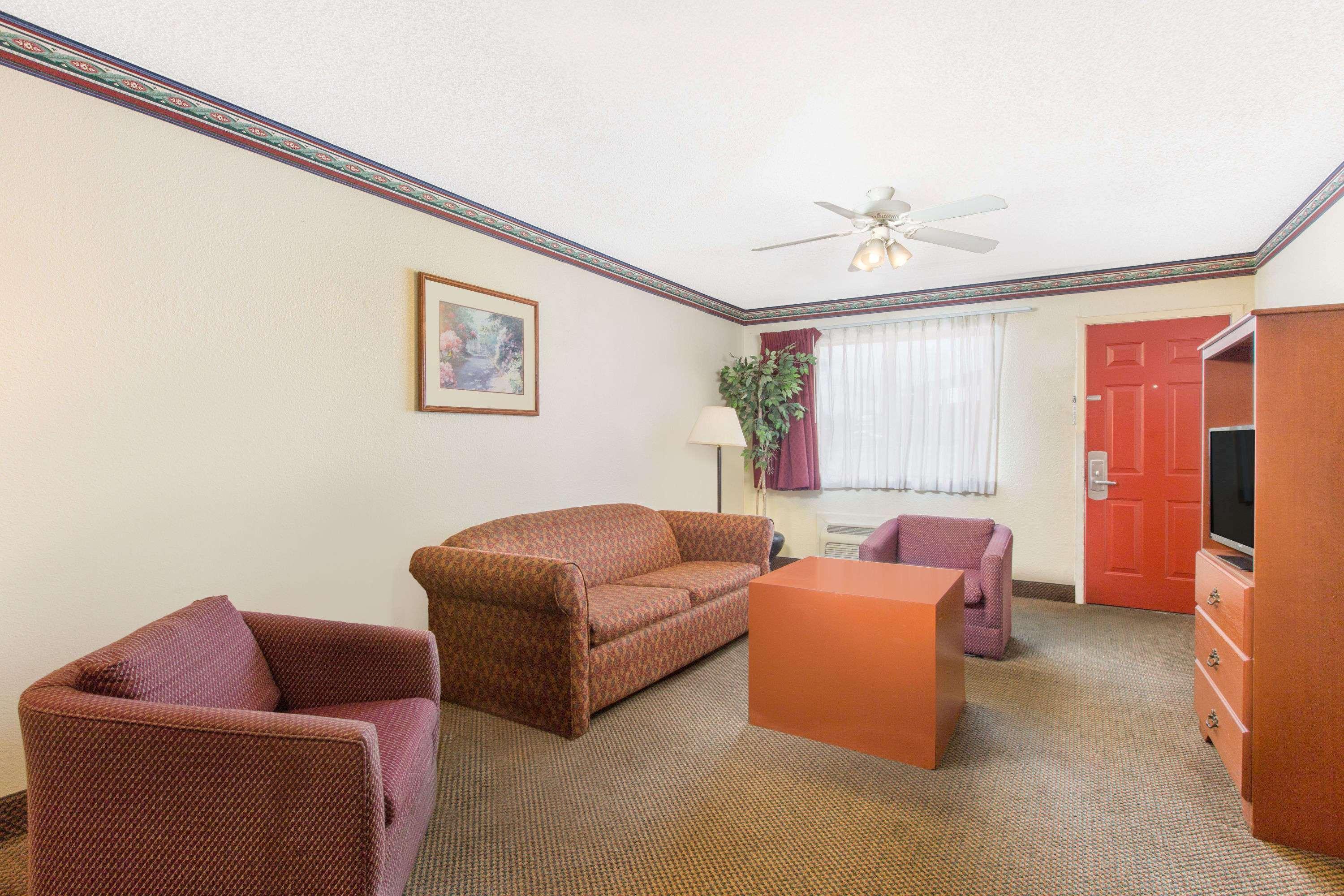 Days Inn & Suites By Wyndham Marshall Exteriör bild
